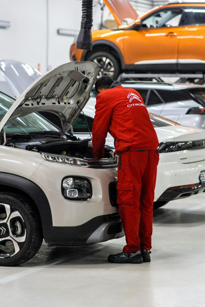 Werkstatt mit Citroën-Fahrzeugen