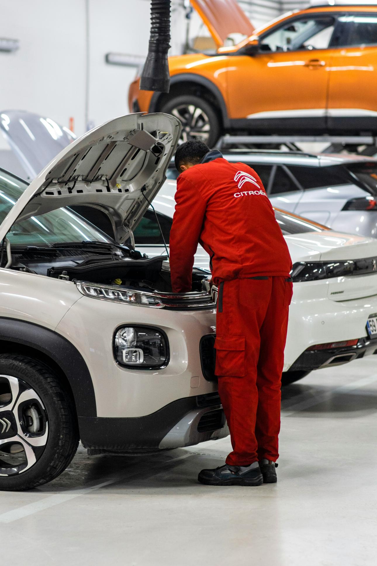 Werkstatt mit Citroën-Fahrzeugen