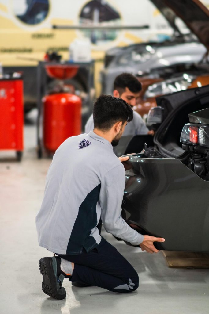 Zwei Techniker arbeiten an Fahrzeugen