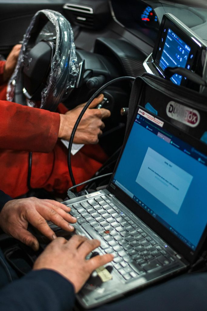 Techniker arbeitet am Auto