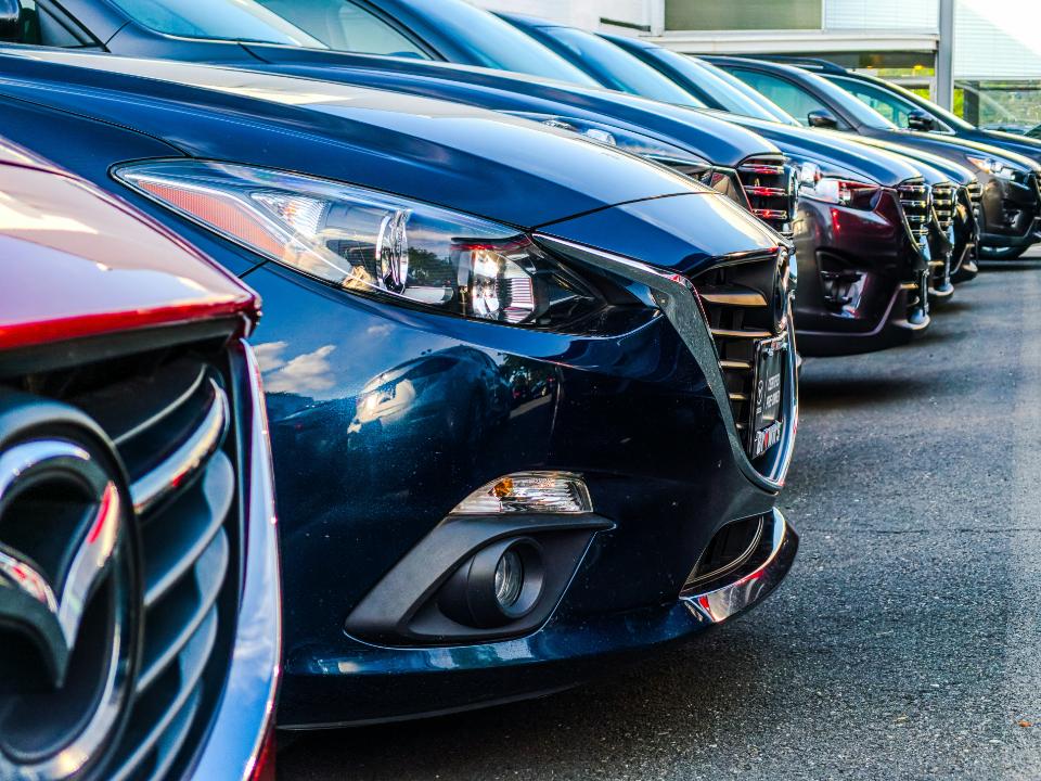 Parkende Autos in Reihen