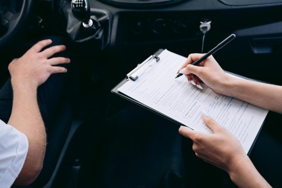 Handschriftliche Notizen im Auto
