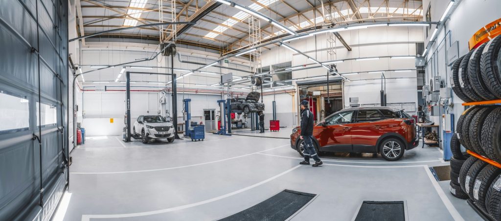 Werkstatt mit Lift und Autos