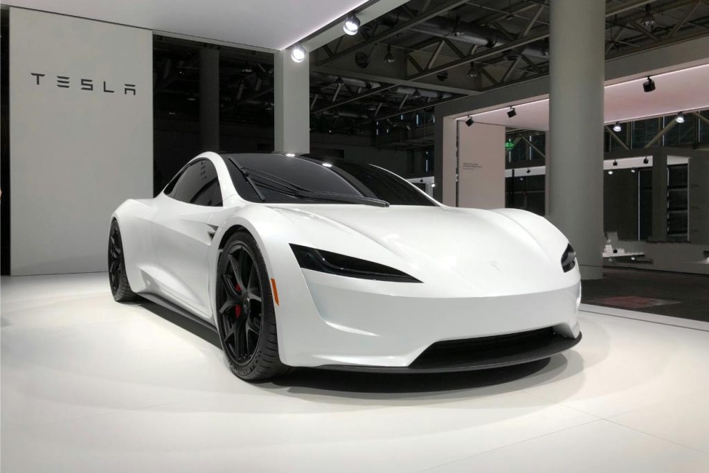 Weiße Tesla-Sportwagen-Frontansicht