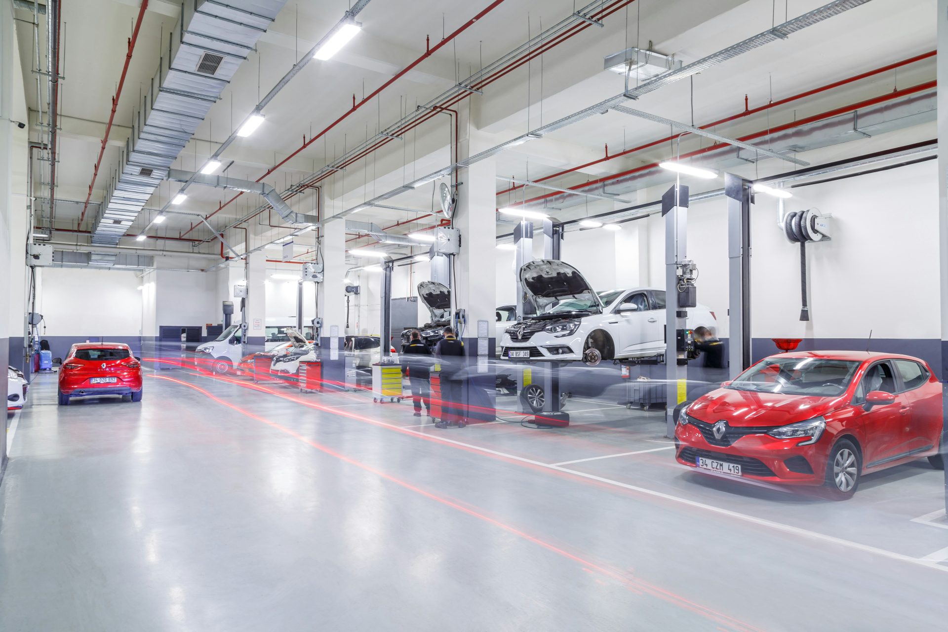 Zwei Techniker arbeiten an Fahrzeugen